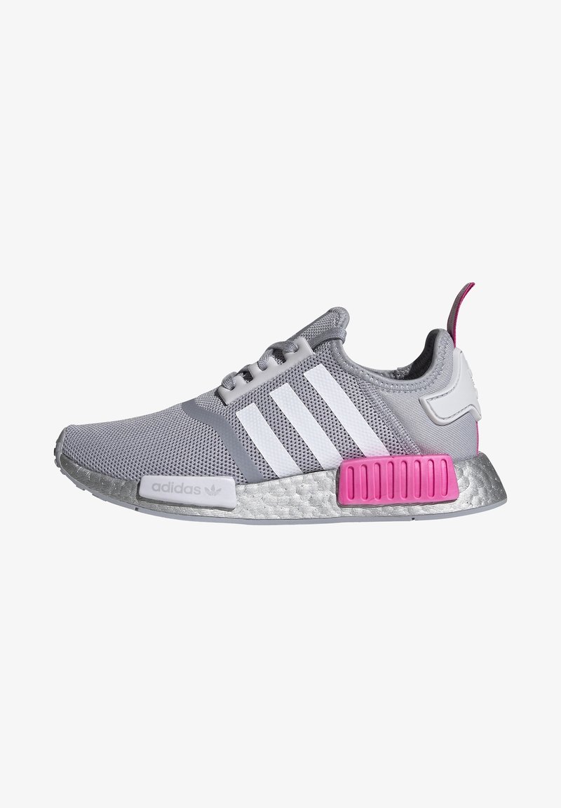 Baskets Adidas gris clair avec des rayures blanches, semelle argentée et accents roses sur le languette du talon et le bloc de la semelle intermédiaire.