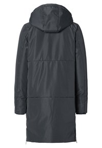 Abrigo acolchado largo de color gris oscuro con capucha, que presenta una textura lisa y mate, tres costuras horizontales y cremalleras laterales en el dobladillo.