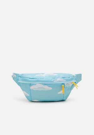 Sac banane bleu clair avec motifs de nuages blancs et deux tirettes de fermeture éclair jaunes sur une poche avant.