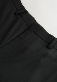 Schwarze Hosen aus glattem Stoff, mit einem flachen Bund mit Gürtelschlaufen und einem schlichten, maßgeschneiderten Design.