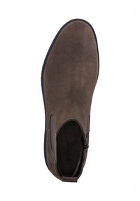Stivaletto in suede marrone con punta arrotondata, chiusura con zip laterale e cuciture blu lungo la suola. Texture liscia, design minimalista.