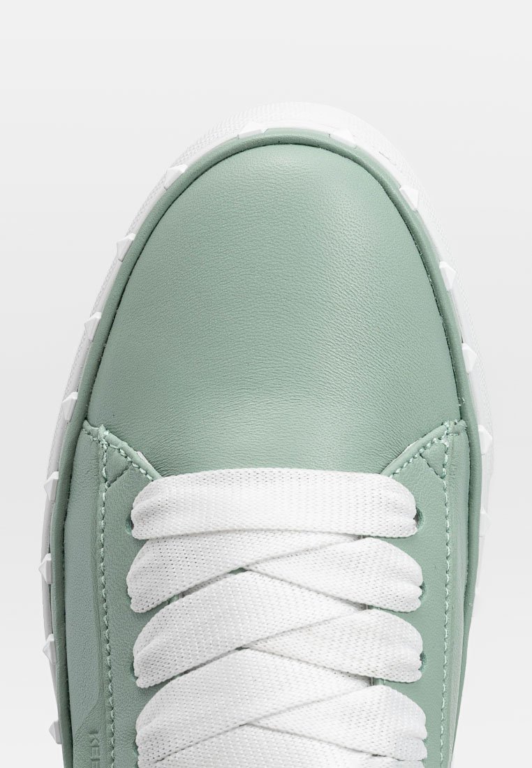 Minzgrüne Leder-Sneaker mit weißen Schnürsenkeln und strukturiertem Gummisohle. Verfügt über eine abgerundete Zehenpartie und ein minimalistisches Design ohne sichtbare Logos.