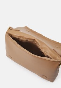 Brązowa skórzana torba ze zapięciem na zamek, z wewnętrzną kieszenią. Gładka tekstura i prostokątny kształt z zaokrąglonymi krawędziami.