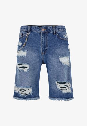 Helle blaue Denim-Shorts mit ausgefranstem Saum, die mehrere beschädigte Stellen und eine metallene Kette an der linken Seite aufweisen.