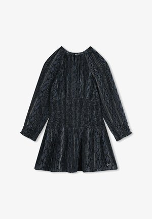 Zwarte lange jurk met een smock taille, voorzien van een gestructuurde slangenhuidpatroon en een uitlopende rok. Knopsluiting aan de achterkant.