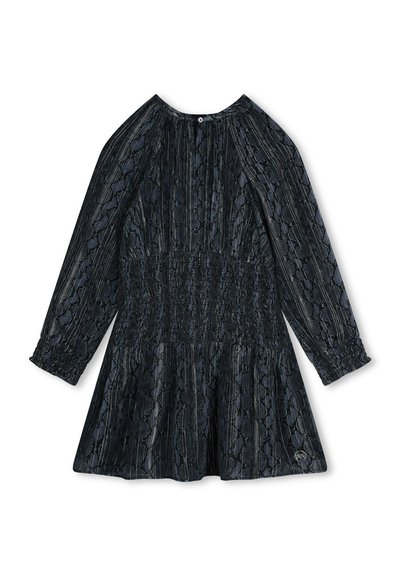 Robe noire à manches longues avec taille smockée, présentant un motif texturé de peau de serpent et une jupe évasée. Fermeture à boutons au dos.