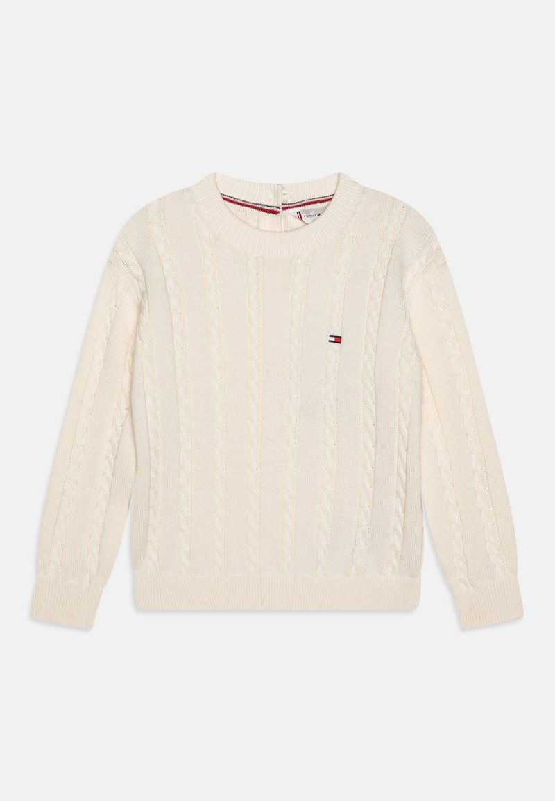 Pull en maille torsadée de couleur crème avec manches longues et petit logo rectangulaire rouge, blanc et bleu sur la poitrine.