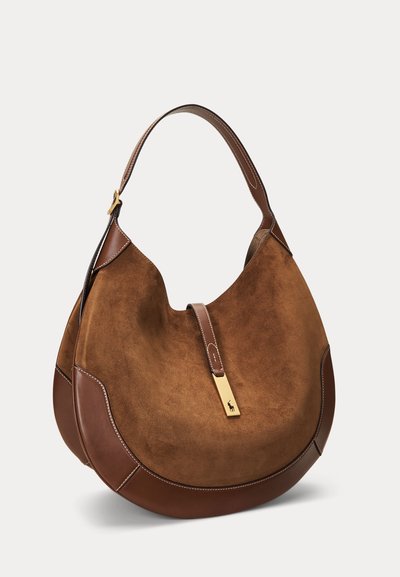 Brun ruskind- og læder skuldertaske formet som en halvmåne med en enkelt rem og guldlåsdetalje foran.