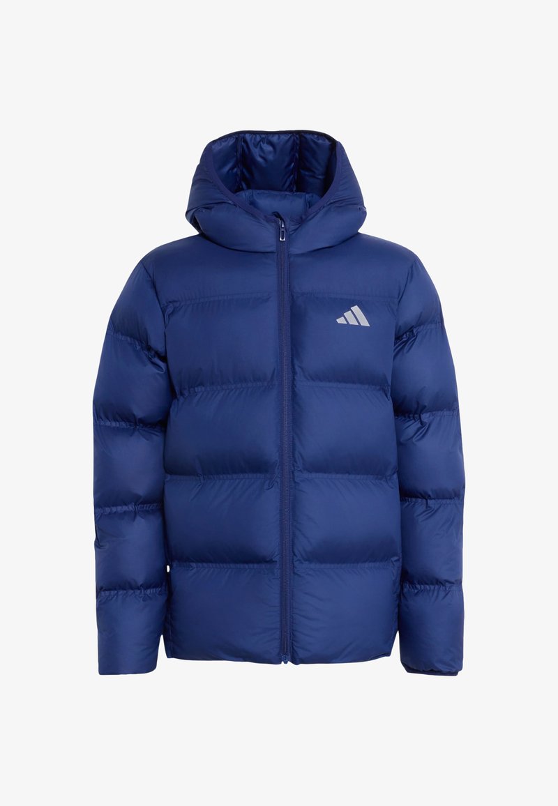 Veste d'hiver matelassée bleue avec capuche, fermeture éclair à l'avant et petit logo blanc sur la poitrine gauche.