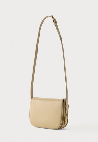 Μπεζ ορθογώνια τσάντα χιαστί με ρυθμιζόμενο ιμάντα και χρυσή αγκράφα, με λείο φινίρισμα, εμφανίζεται σε απλό φωτεινό φόντο.
