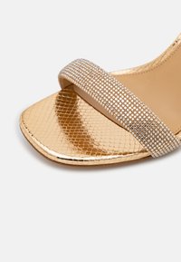 MICHAEL Michael Kors CARRIE  - Sandaalid - gold