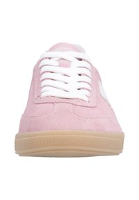 Baskets en daim rose avec lacets blancs, dotées d'une semelle en caoutchouc et d'un détail latéral. La vue de face met en avant l'orteil arrondi et les détails de couture.