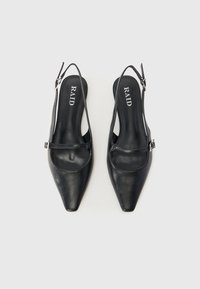 Scarpe slingback in pelle nera con punta affusolata, caratterizzate da un'apertura rotonda e da una sottile cinghia alla caviglia con una fibbia argentata.