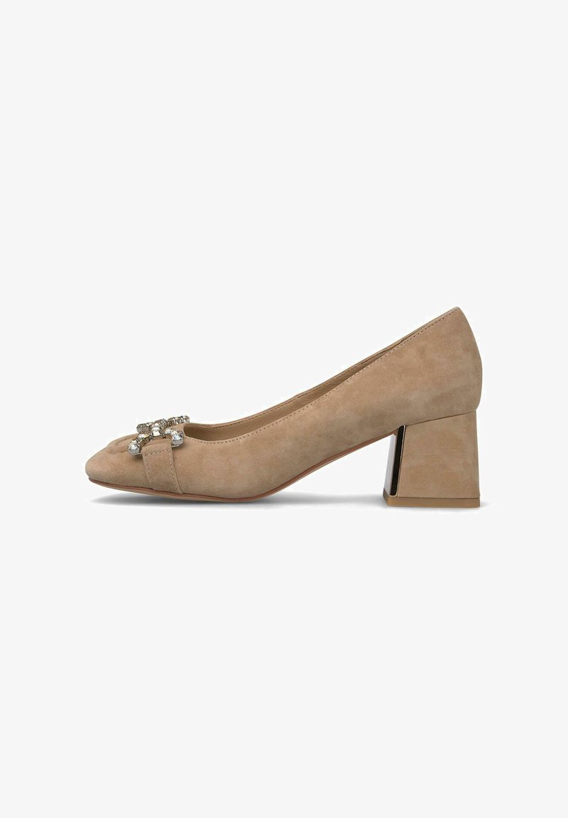 Beige Wildlederschuh mit abgerundeter Zehe, verziert mit einer dekorativen Schnalle mit klaren Edelsteinen. Der Blockabsatz hat eine metallische Akzentuierung auf der Rückseite.