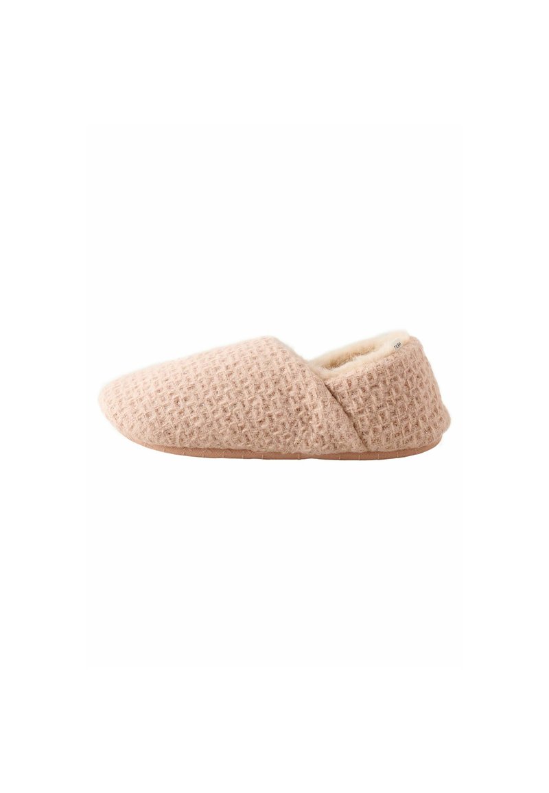 Hellrosa Hausschuhe aus strukturiertem Material, mit einem weichen Innenfutter, einer flachen Sohle und einem asymmetrischen Oberdesign.