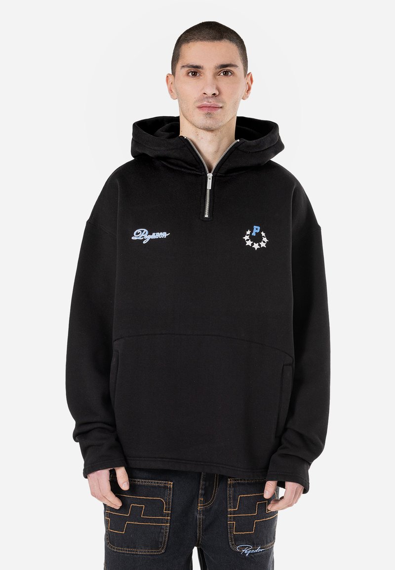 Czarna hoodie z kapturem, z kołnierzem na ćwierć zamka, przednią kieszenią i niebieskimi haftowanymi logo. Miękka, teksturowana tkanina o luźnym kroju.