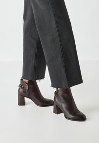 Tamaris Tronchetti - mahogany