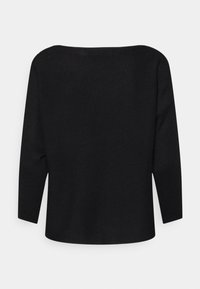 Svart stickad tröja med en bred båturringning, trekvartsärmar och ett strukturerat ribbat mönster över hela tröjan.