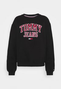 Černá mikina vyrobená z bavlny, s velkým červeným a bílým logem "TOMMY JEANS", s žebrovaným kulatým výstřihem a manžetami.