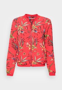 Veste bombardier rouge avec un motif floral jaune et vert, dotée d'une fermeture éclair avant, d'un col côtelé et de poignets élastiques. Texture de tissu douce.