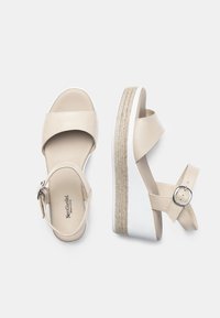 Beige plateau sandaaltjes met een soepel leren bovenwerk, een enkelbandje met verstelbare gesp en een natuurlijke touwachtige middenzool.