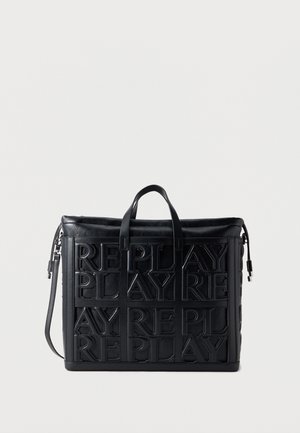Sac fourre-tout en cuir noir avec le texte "REPLAY" embossé en répétition, doté de deux poignées et d'une bandoulière amovible.