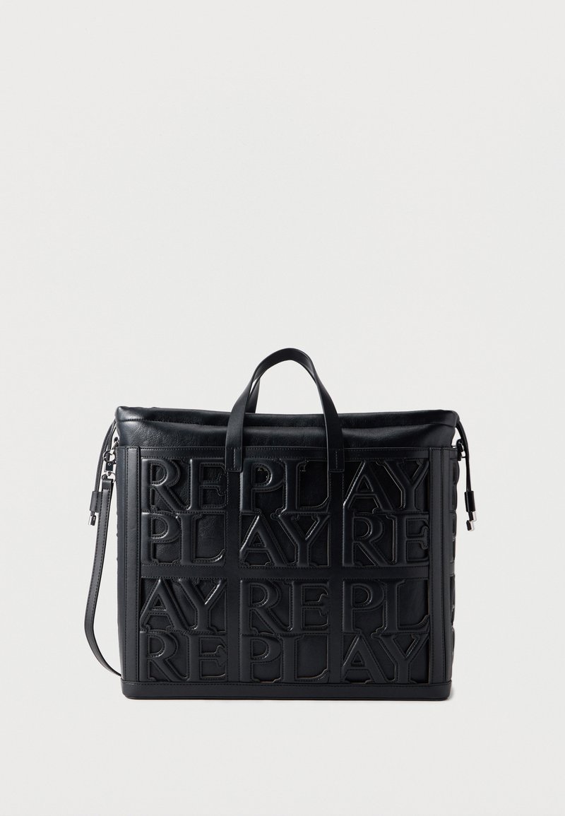 Μαύρη δερμάτινη τσάντα tote με ανάγλυφο επαναλαμβανόμενο κείμενο "REPLAY", διαθέτει διπλές λαβές και αποσπώμενο ιμάντα ώμου.