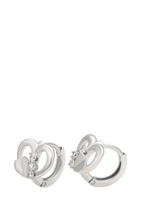 Sudraba riņķa auskari ar diviem savienotiem sirdīm, katrā sirdī ir trīs mazi caurspīdīgi dārgakmeņi.