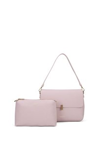 Roze leren handtas met een gestructureerd ontwerp, een afneembare pouch, gouden hardware en een platte schouderriem om mee te dragen.