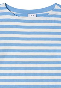 T-shirt à rayures horizontales bleues et blanches avec une étiquette de marque "Cecil" au niveau du col rond.