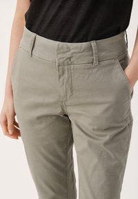 Světle šedé kalhoty z bavlněné směsi se hladkým povrchem, s plochým předním dílem, poutky na opasek a bočními kapsami, navržené pro pohodlí a skvělé padnutí.