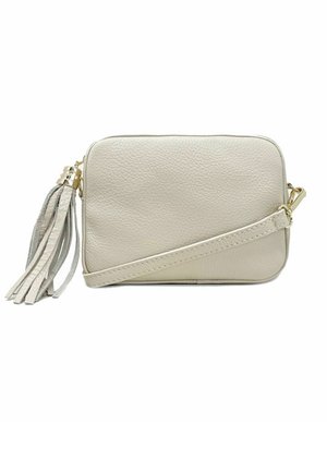 Kleine rechthoekige beige leren crossbodytas met een lange band en een decoratieve tassel aan één kant.