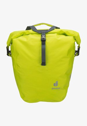 Zaino impermeabile giallo con chiusura roll-top, dotato di spallacci e accessori grigi, caratterizzato da un dettaglio del logo e un design minimalista e snello.