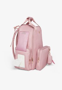 Ροζ ύφασμα σακίδιο με λεία υφή, πολλαπλές θήκες, τσέπη για μαντηλάκια στο πλάι και αξεσουάρ από ροζ χρυσό.