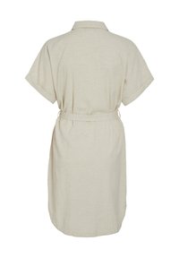 Bež haljina košulja napravljena od lagane tkanine, s kragnom, kratkim rukavima, slobodnim krojem i remenom od tkanine oko struka.