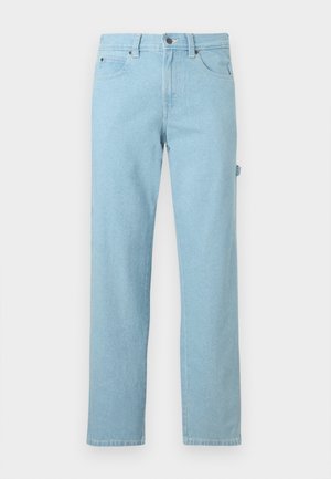 Ανοιχτό μπλε τζιν με ίσια γραμμή, με κουμπί μπροστά, δύο πλαϊνές τσέπες και ελάχιστες ραφές.