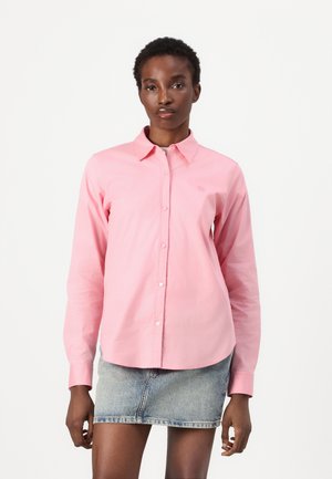 Helles rosa Button-Down-Hemd mit langen Ärmeln, einem Kragen und einem kleinen gestickten Logo. Glattes, mittelschweres Material.