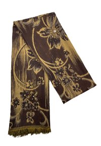 Écharpe à motif marron et or avec des designs floraux, des embellissements et des bords frangés. Fabriquée à partir d'un tissu texturé.