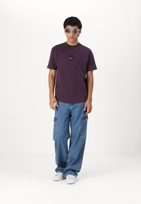 Karl Lagerfeld Jeans CURVED HEM - Pamata T-krekls - plum perfect