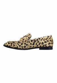 Luipaardprint loafers van textuur geel bont met zwarte vlekken, met een platte hak en een decoratieve band over de voorkant.