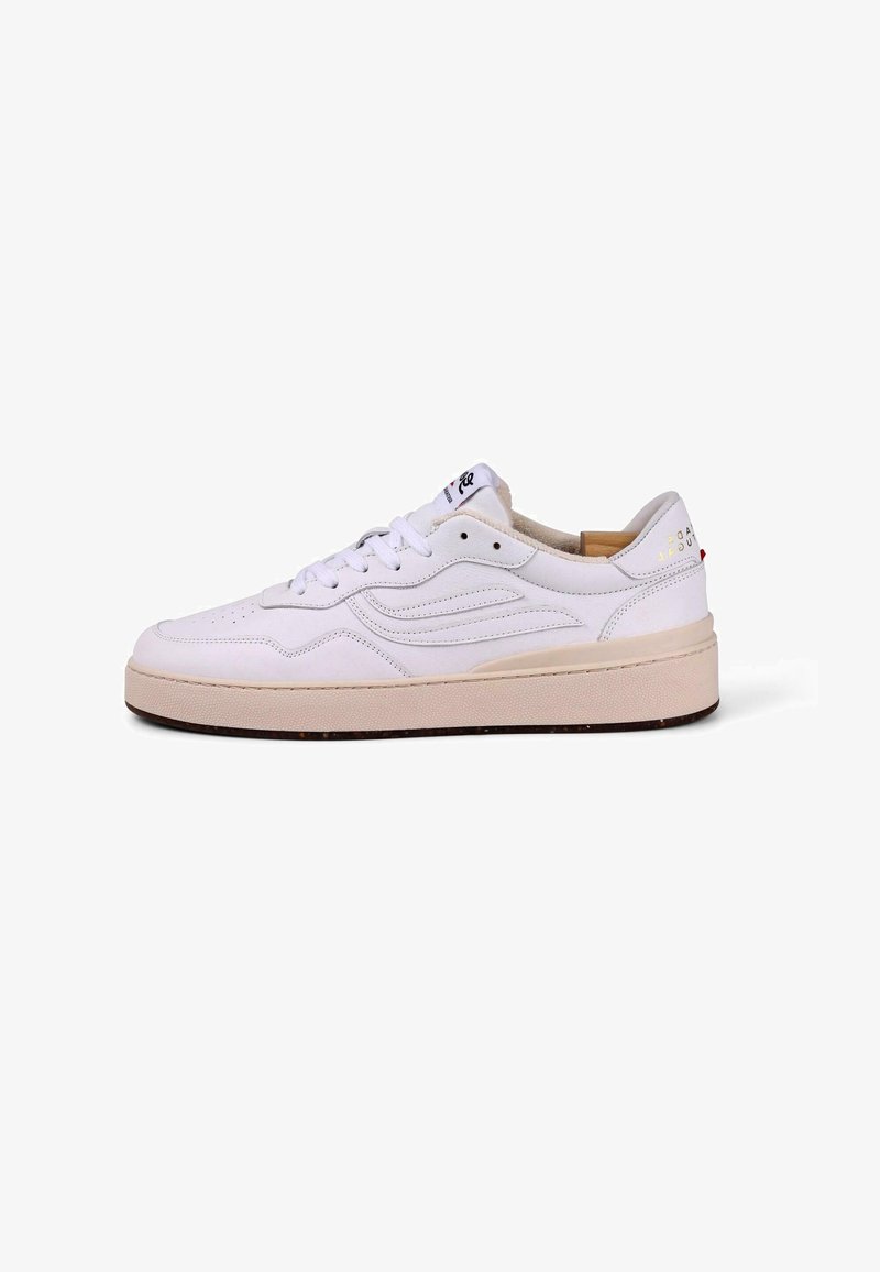 Valge nahast tennis, millel on tekstuuriga pealisosa, beež kummist tald, ümar varvas ning diskreetsed logo aktsendid keele ja kanna peal.