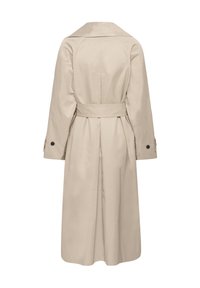 Trench-coat beige avec ceinture, manches longues et pli au dos. Doté d'un large col et de poignets boutonnés. Tissu lisse et léger.