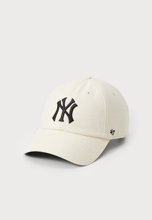 Boné de basebol creme com logótipo NY bordado em preto, aba curvada, costura tonal e logótipo '47' na lateral. Feito de material de algodão.