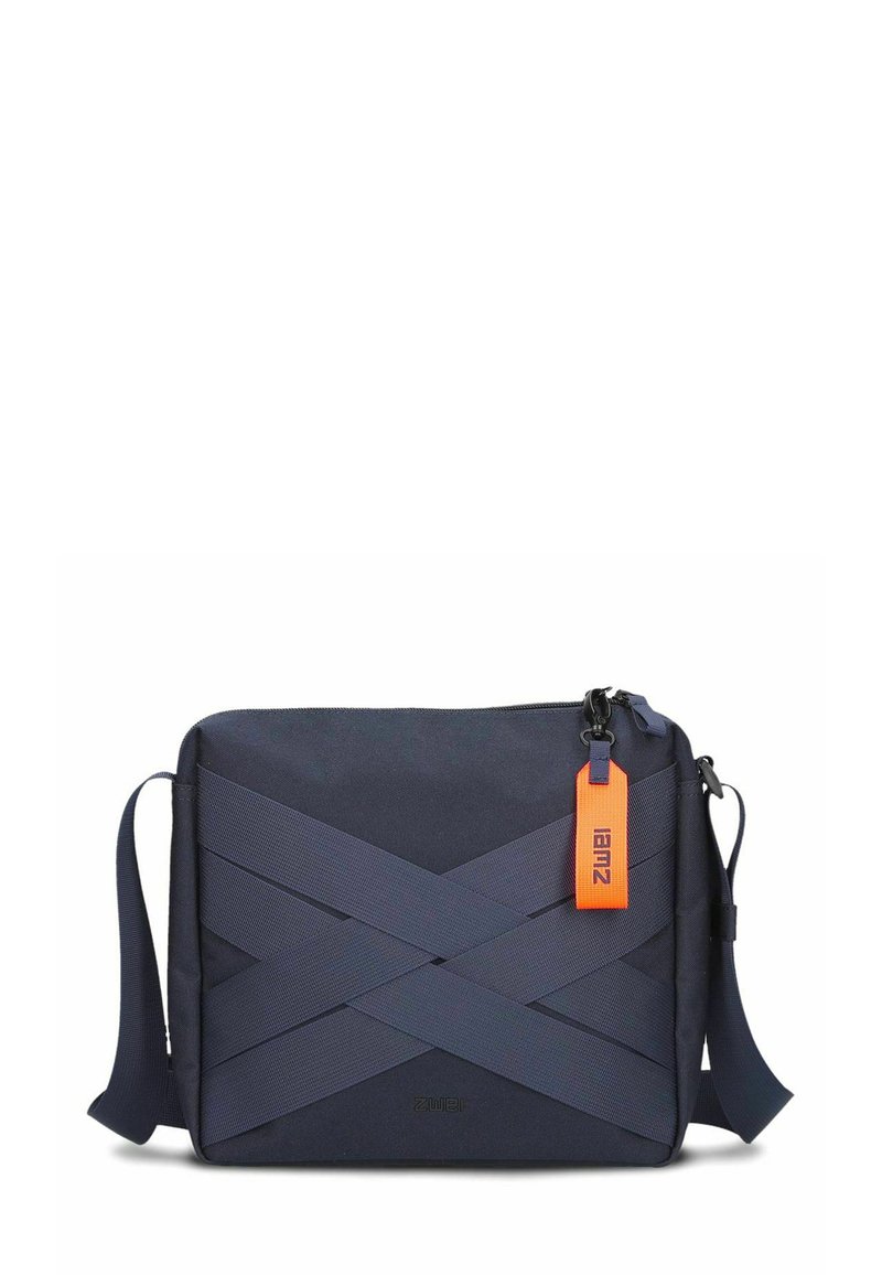 Borsa a tracolla blu realizzata in tessuto con spallacci testurizzati e un'etichetta arancione brillante, dotata di chiusura con zip e tracolla regolabile.