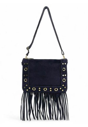 Sac à bandoulière en daim noir avec des œillets dorés et de longues franges suspendues au bord inférieur.