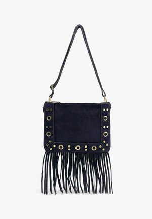 Sac à bandoulière en daim noir avec des œillets dorés et de longues franges suspendues au bord inférieur.