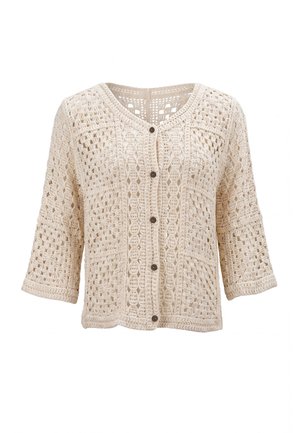 Beige gehäkelte Strickjacke mit durchgehender Knopfleiste und dreiviertel Ärmeln, die eine Mischung aus strukturierten und offenen Häkelmustern zeigt.