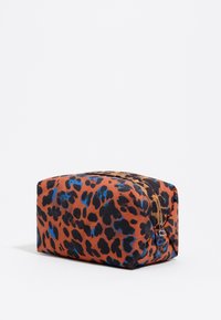 Neceser de cosméticos con estampado de leopardo en naranja y negro con detalles en azul, que cuenta con un cierre de cremallera y un tejido suave y texturizado.
