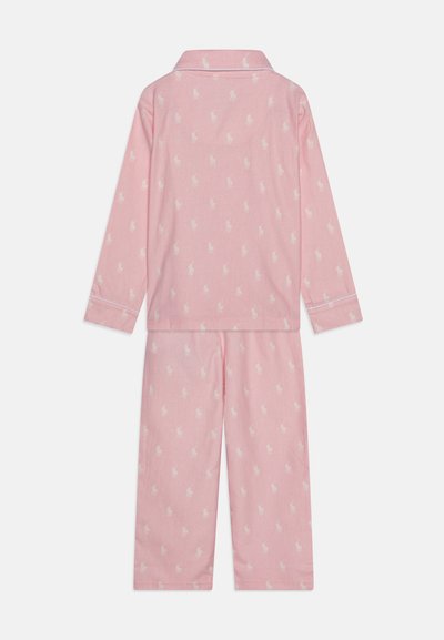 Conjunto de pijama de algodón rosa que incluye una blusa de manga larga con cuello y pantalones a juego. El diseño presenta patrones de animales blancos repetidos y detalles con ribete.