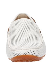 Weiße, perforierte Leder-Loafer mit braunen Wildlederakzenten. Gerundete Spitze, flexible Gummisohle und genähte Details entlang der Kanten.